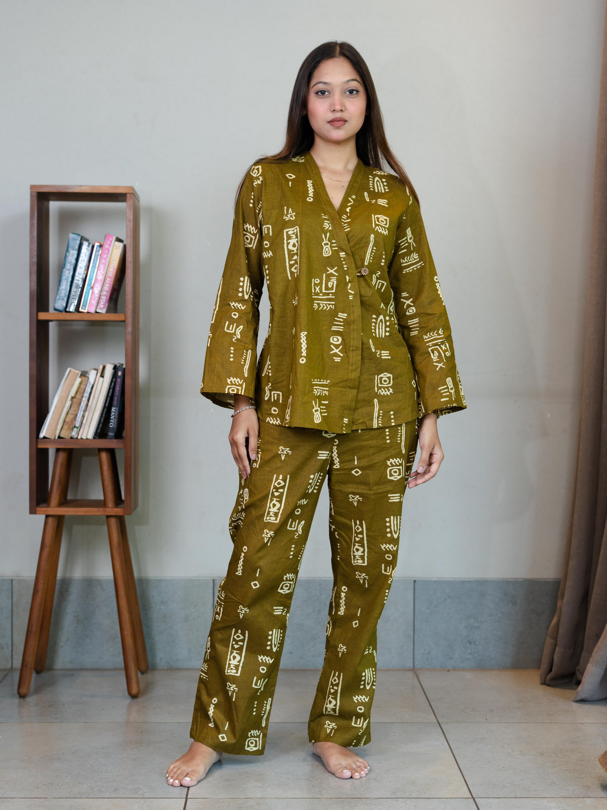 Women's Ethnic Printed Co-Ord Set with V-Neck Top & Straight-Fit Pants